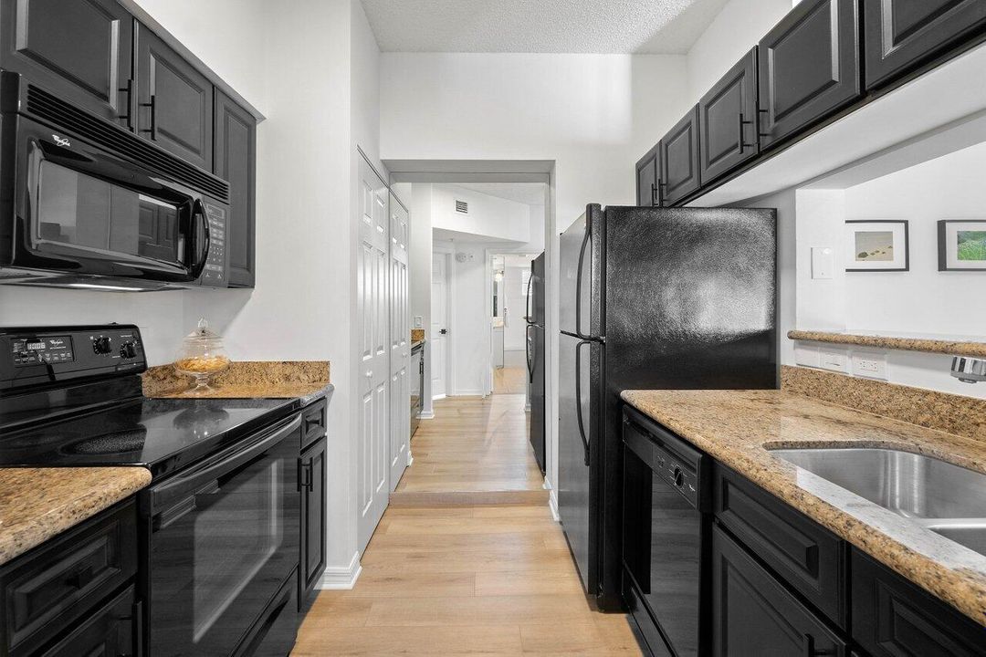 Active With Contract: $230,000 (1 beds, 1 baths, 696 Square Feet)