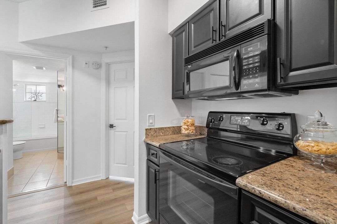 Active With Contract: $230,000 (1 beds, 1 baths, 696 Square Feet)