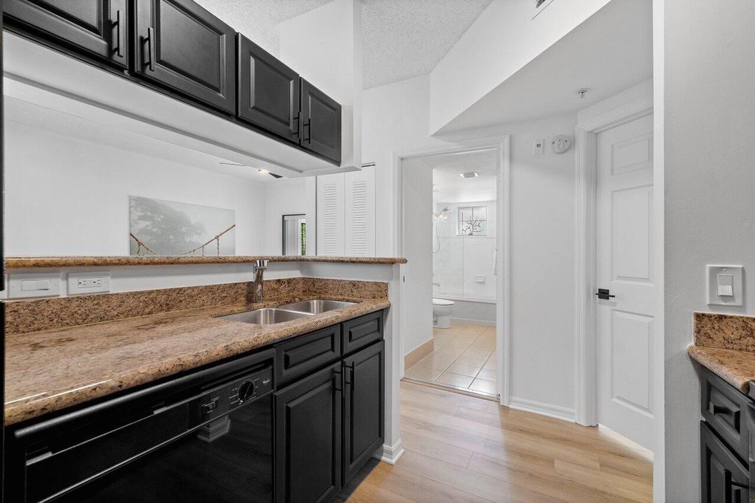 Active With Contract: $230,000 (1 beds, 1 baths, 696 Square Feet)