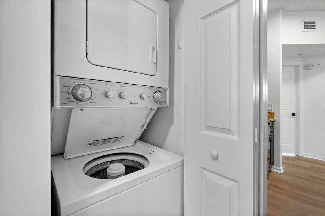 Active With Contract: $230,000 (1 beds, 1 baths, 696 Square Feet)