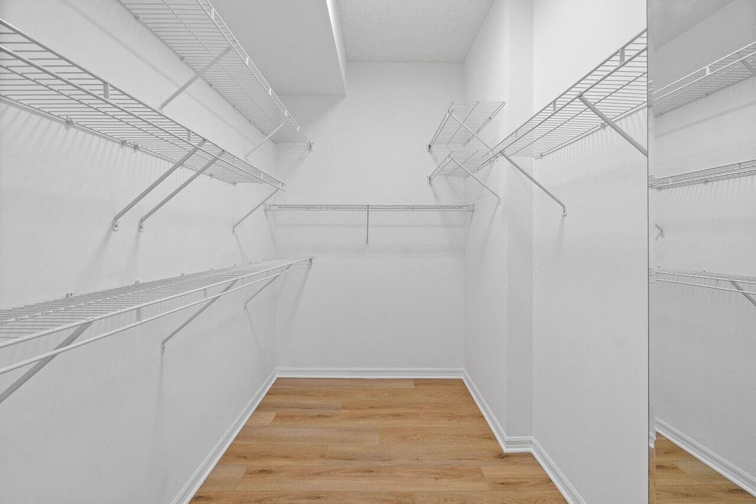 Active With Contract: $230,000 (1 beds, 1 baths, 696 Square Feet)