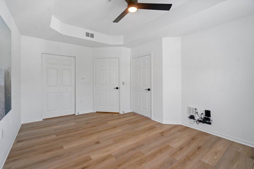 Active With Contract: $230,000 (1 beds, 1 baths, 696 Square Feet)