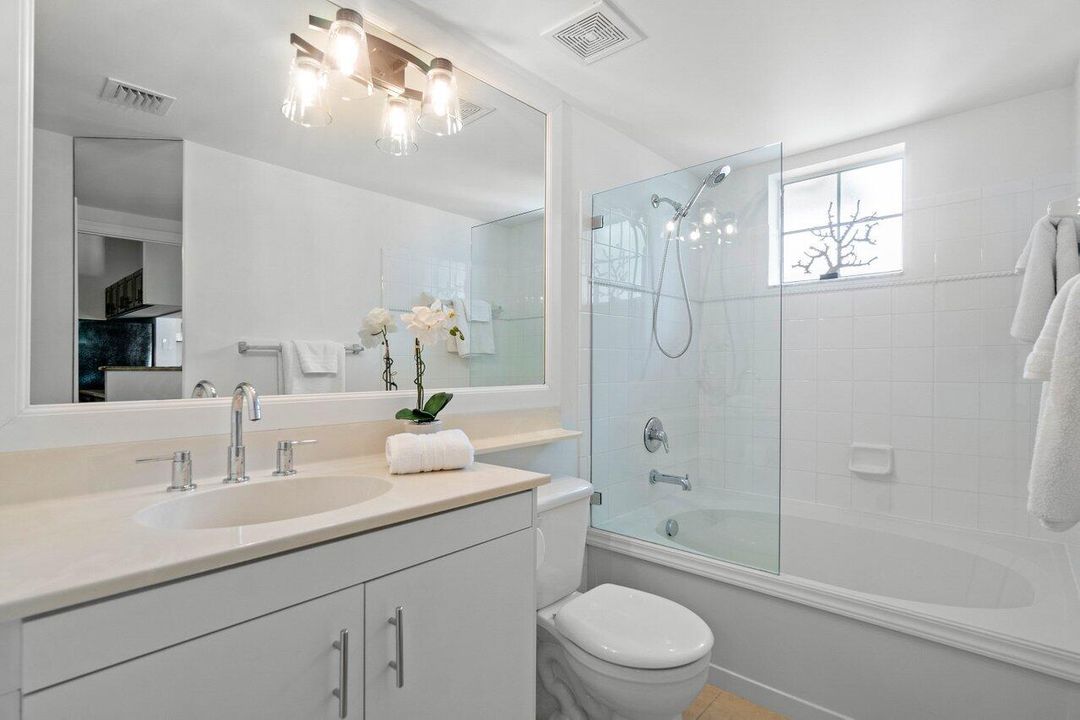 Active With Contract: $230,000 (1 beds, 1 baths, 696 Square Feet)