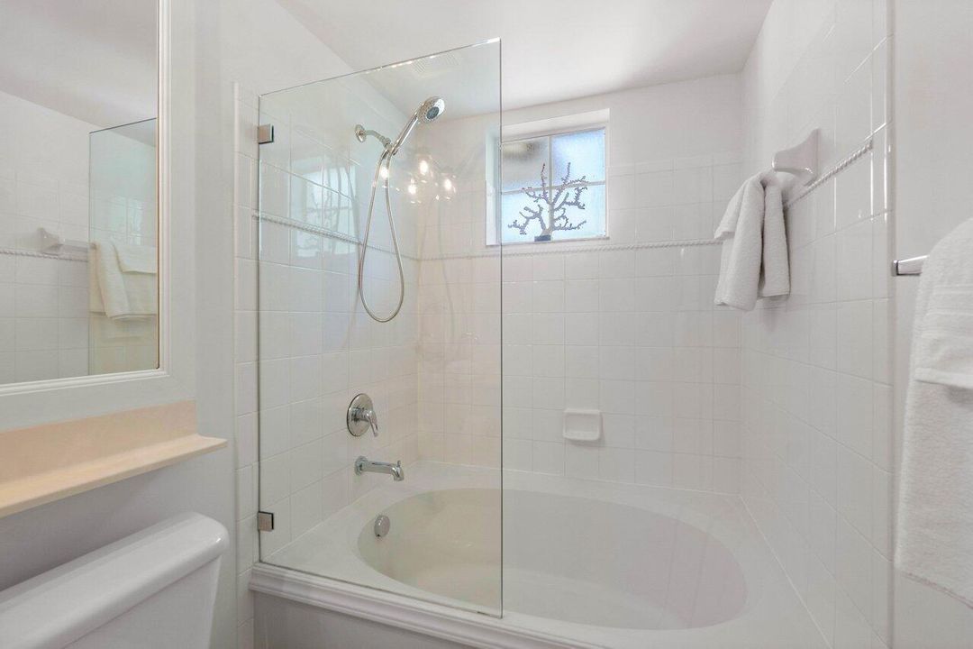 Active With Contract: $230,000 (1 beds, 1 baths, 696 Square Feet)