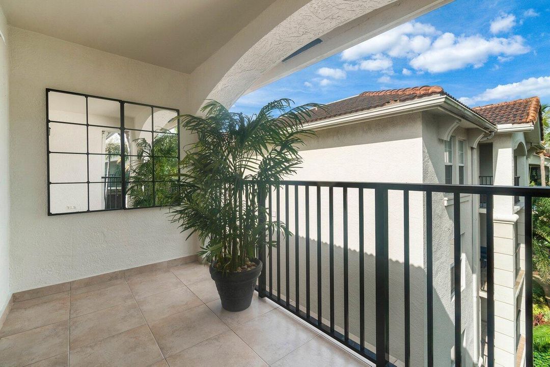 Active With Contract: $230,000 (1 beds, 1 baths, 696 Square Feet)