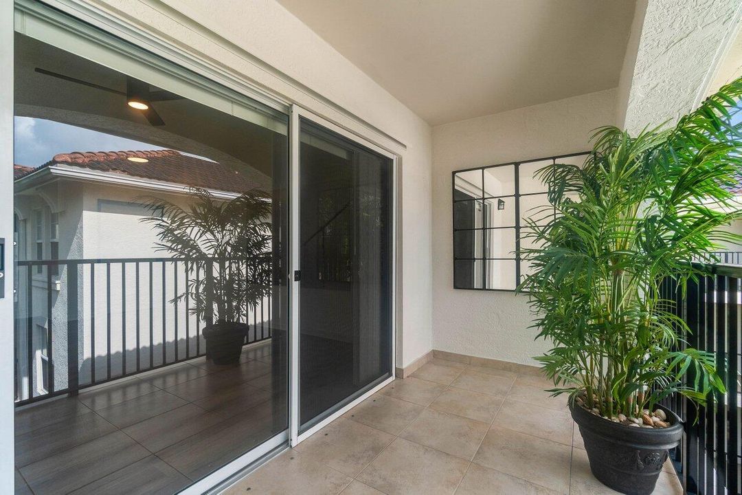 Active With Contract: $230,000 (1 beds, 1 baths, 696 Square Feet)