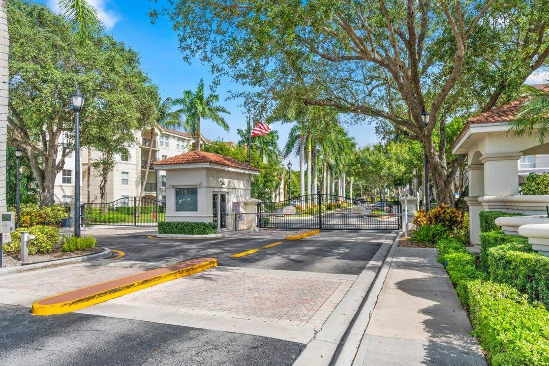 Active With Contract: $230,000 (1 beds, 1 baths, 696 Square Feet)