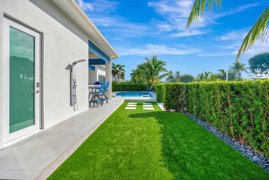 Active With Contract: $3,995,000 (4 beds, 3 baths, 3410 Square Feet)