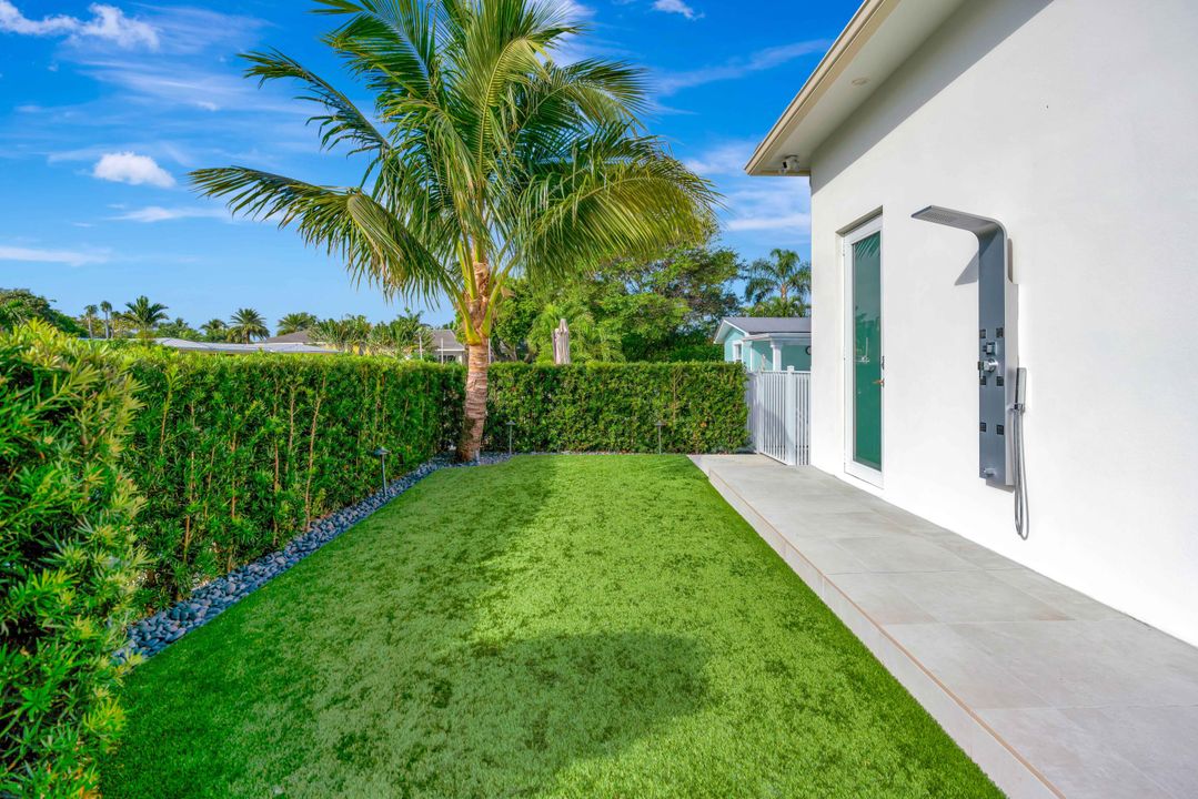 Active With Contract: $3,995,000 (4 beds, 3 baths, 3410 Square Feet)