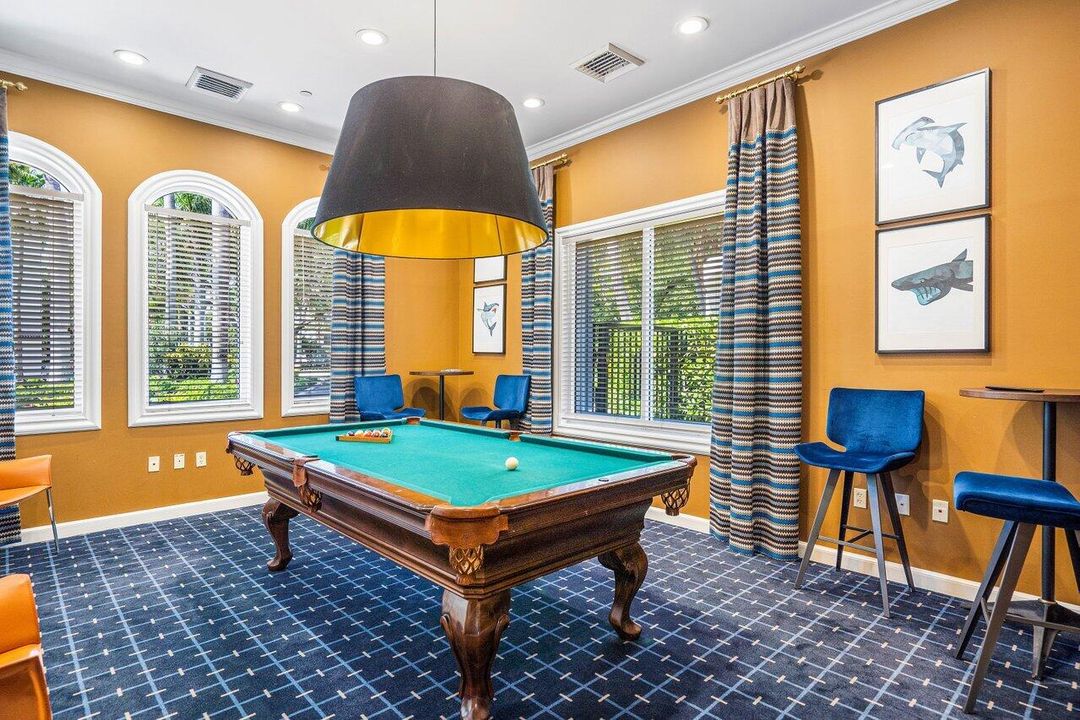 Active With Contract: $230,000 (1 beds, 1 baths, 696 Square Feet)