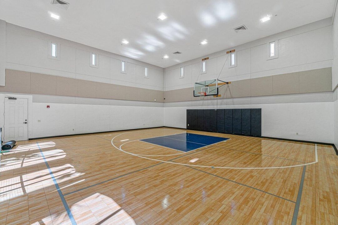 Active With Contract: $230,000 (1 beds, 1 baths, 696 Square Feet)