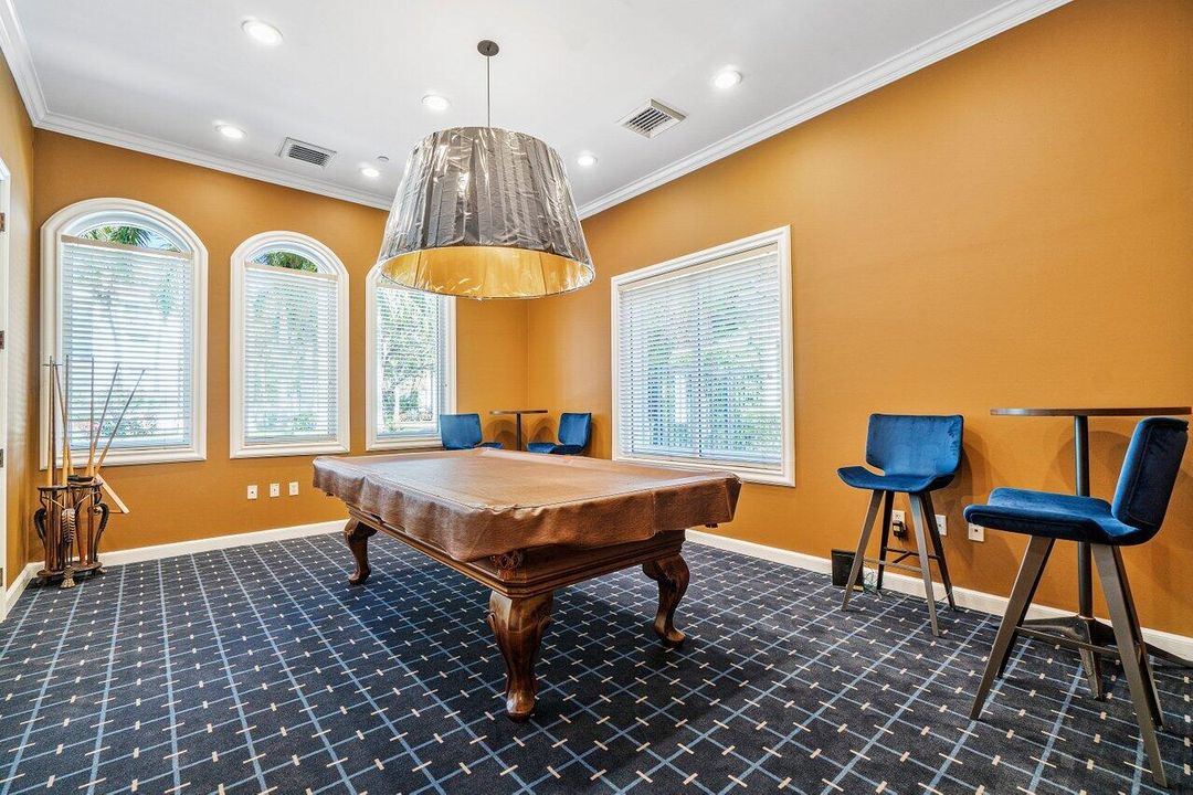 Active With Contract: $230,000 (1 beds, 1 baths, 696 Square Feet)