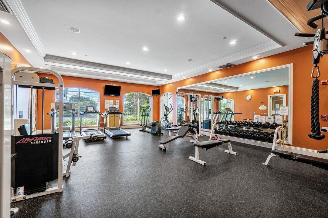 Active With Contract: $230,000 (1 beds, 1 baths, 696 Square Feet)