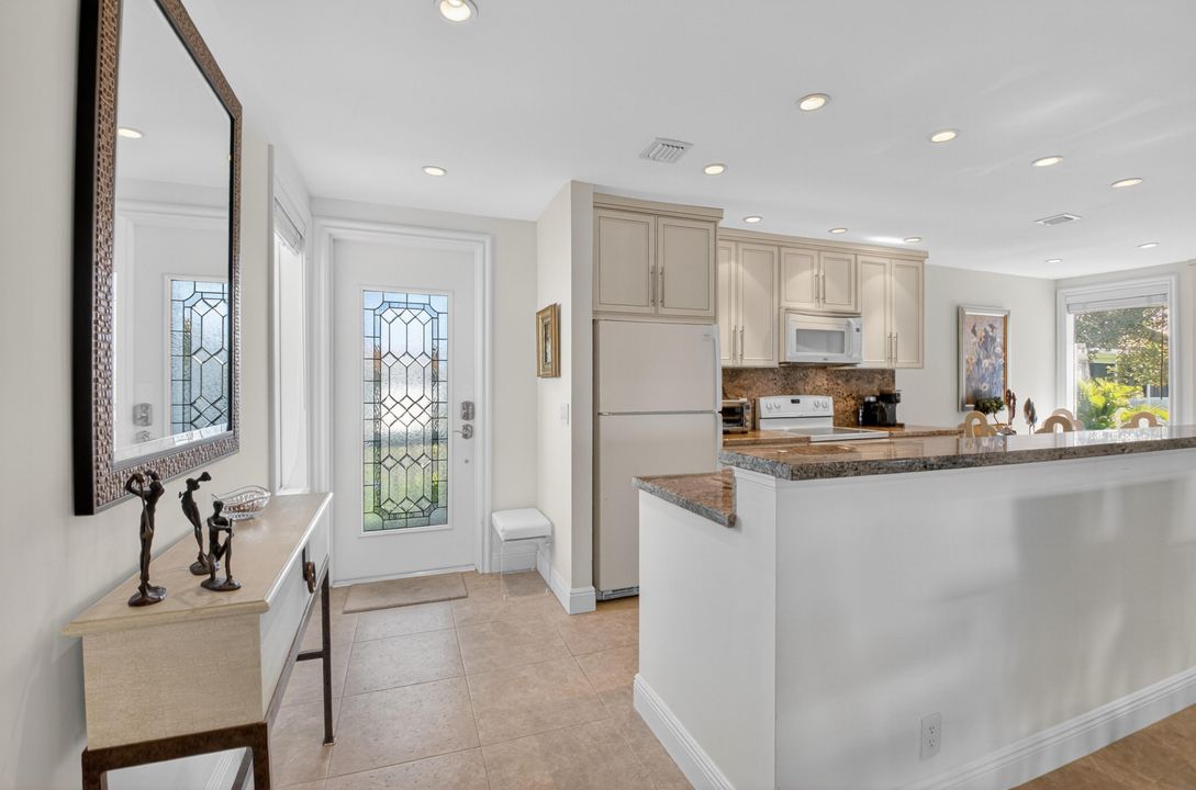 合同活跃: $250,000 (2 贝兹, 2 浴室, 1400 平方英尺)