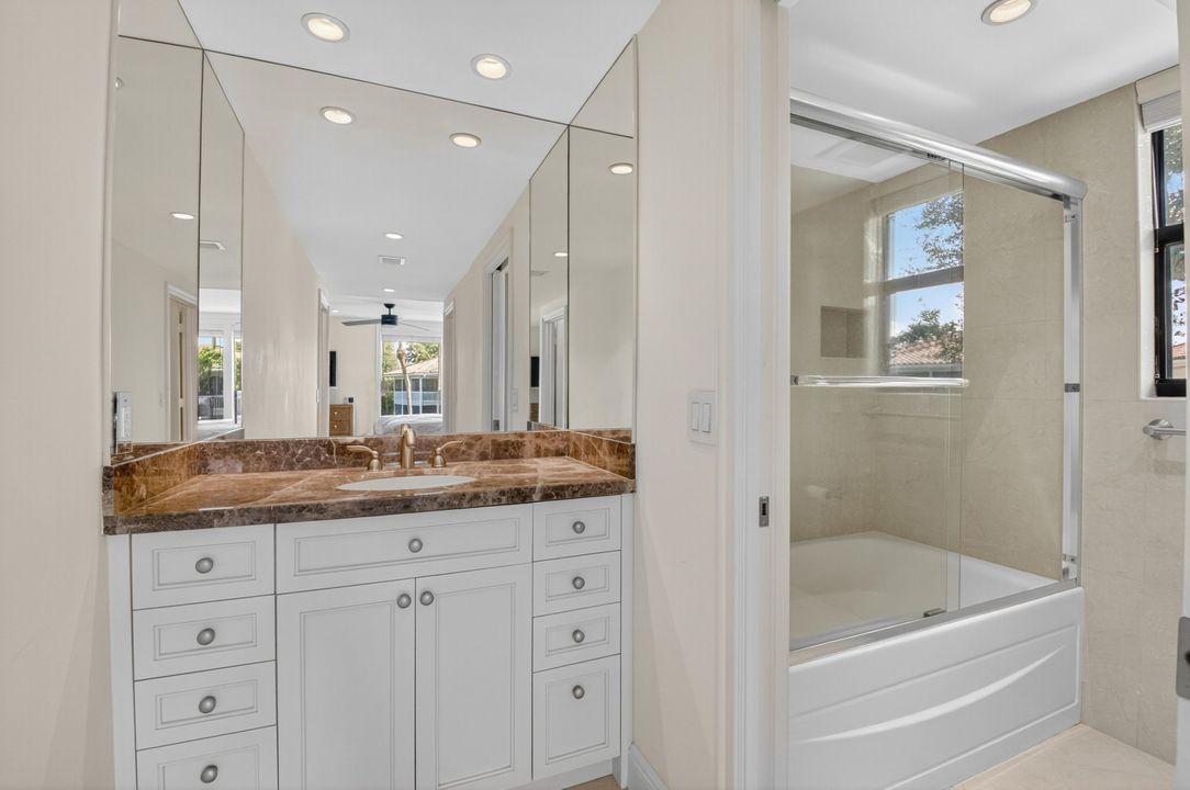 合同活跃: $250,000 (2 贝兹, 2 浴室, 1400 平方英尺)