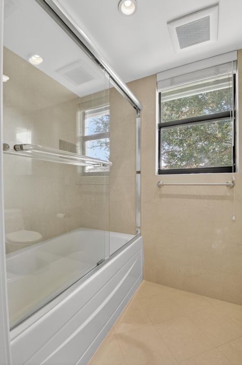 合同活跃: $250,000 (2 贝兹, 2 浴室, 1400 平方英尺)