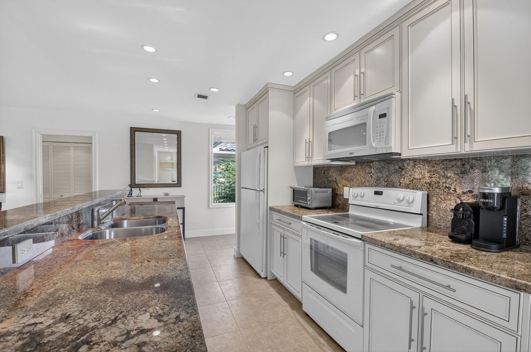 合同活跃: $250,000 (2 贝兹, 2 浴室, 1400 平方英尺)