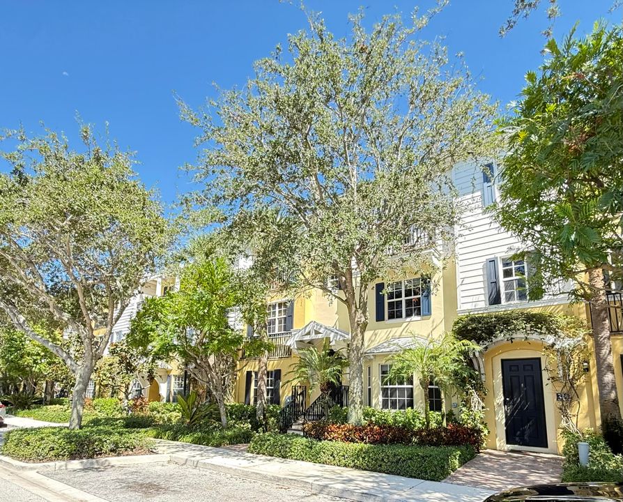 合同活跃: $6,500 (3 贝兹, 3 浴室, 1866 平方英尺)