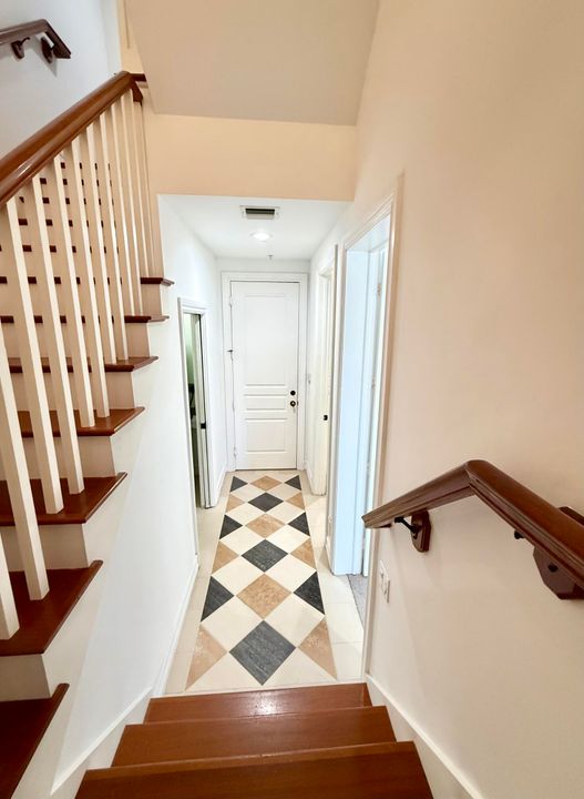 合同活跃: $6,500 (3 贝兹, 3 浴室, 1866 平方英尺)