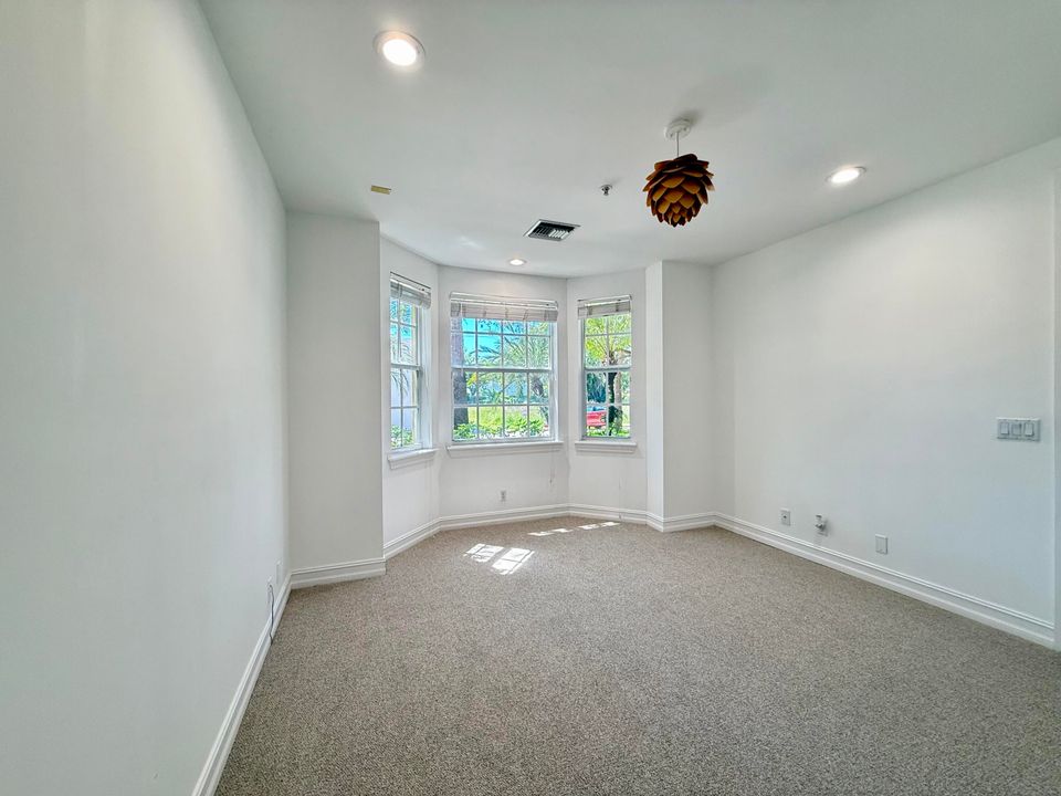 合同活跃: $6,500 (3 贝兹, 3 浴室, 1866 平方英尺)