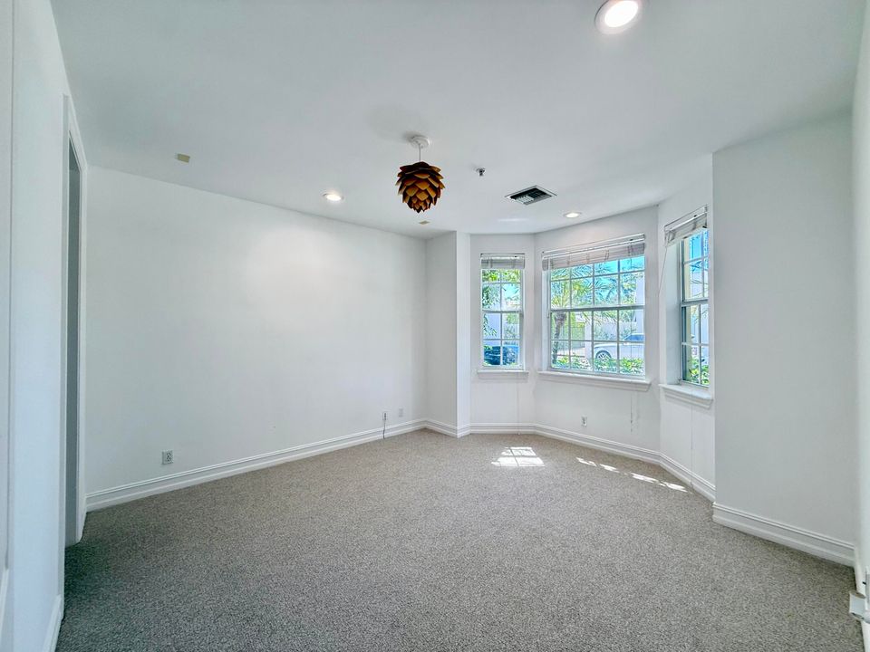 合同活跃: $6,500 (3 贝兹, 3 浴室, 1866 平方英尺)