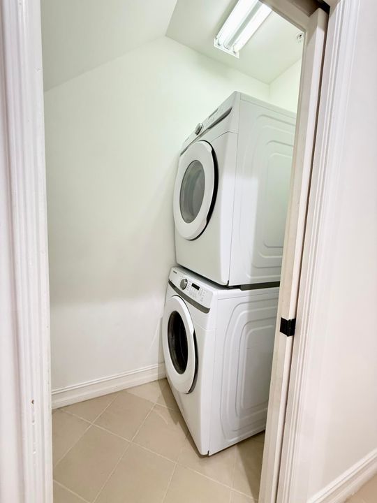 合同活跃: $6,500 (3 贝兹, 3 浴室, 1866 平方英尺)