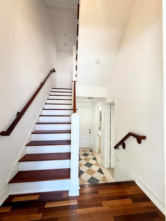 合同活跃: $6,500 (3 贝兹, 3 浴室, 1866 平方英尺)