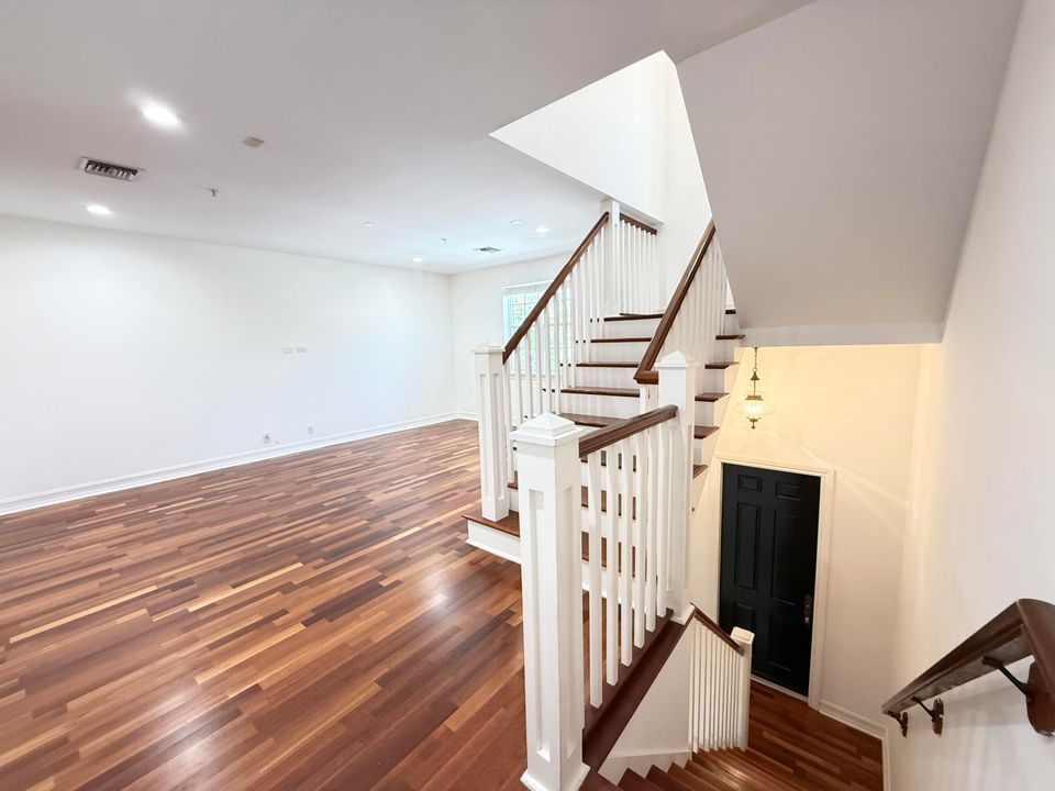 合同活跃: $6,500 (3 贝兹, 3 浴室, 1866 平方英尺)