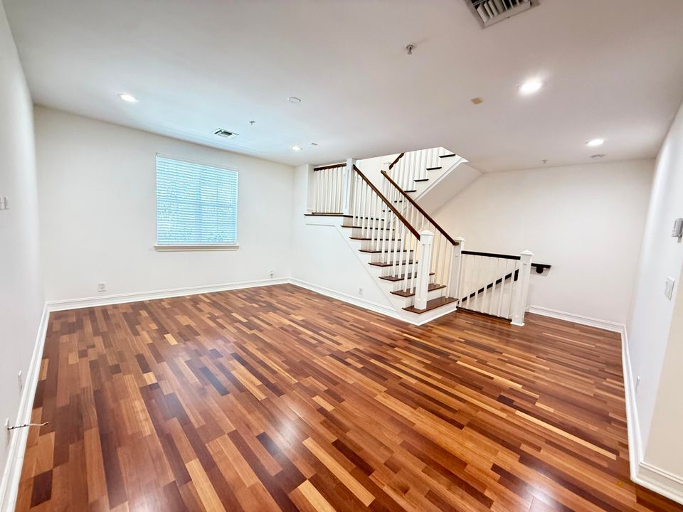 合同活跃: $6,500 (3 贝兹, 3 浴室, 1866 平方英尺)