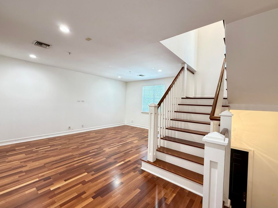 合同活跃: $6,500 (3 贝兹, 3 浴室, 1866 平方英尺)