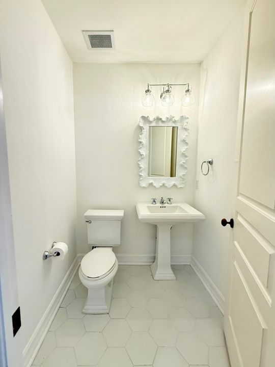 合同活跃: $6,500 (3 贝兹, 3 浴室, 1866 平方英尺)