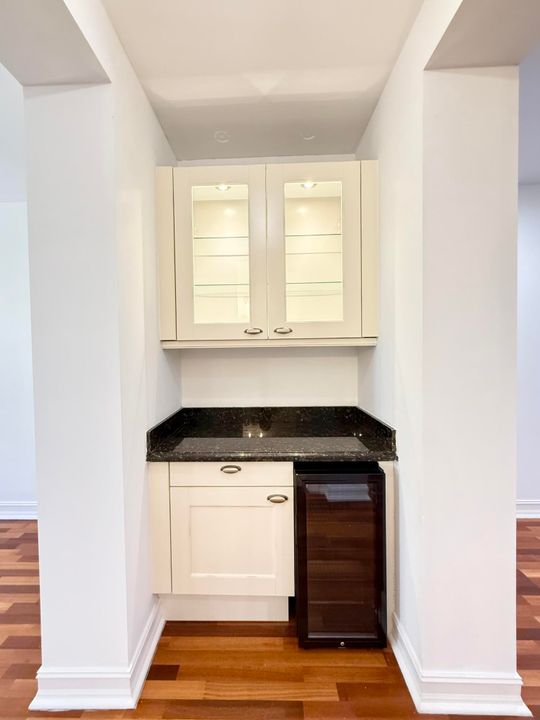 合同活跃: $6,500 (3 贝兹, 3 浴室, 1866 平方英尺)