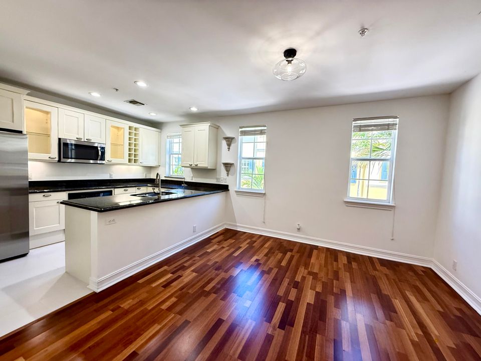 合同活跃: $6,500 (3 贝兹, 3 浴室, 1866 平方英尺)