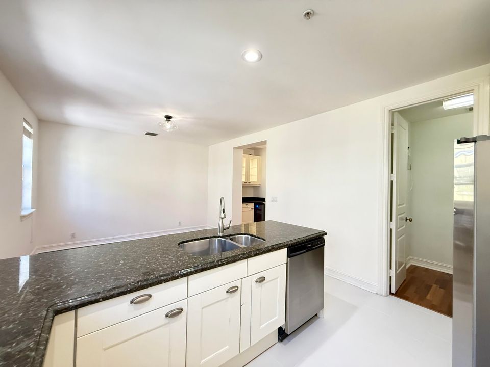 合同活跃: $6,500 (3 贝兹, 3 浴室, 1866 平方英尺)