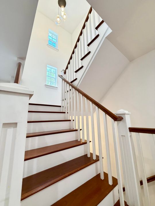 合同活跃: $6,500 (3 贝兹, 3 浴室, 1866 平方英尺)