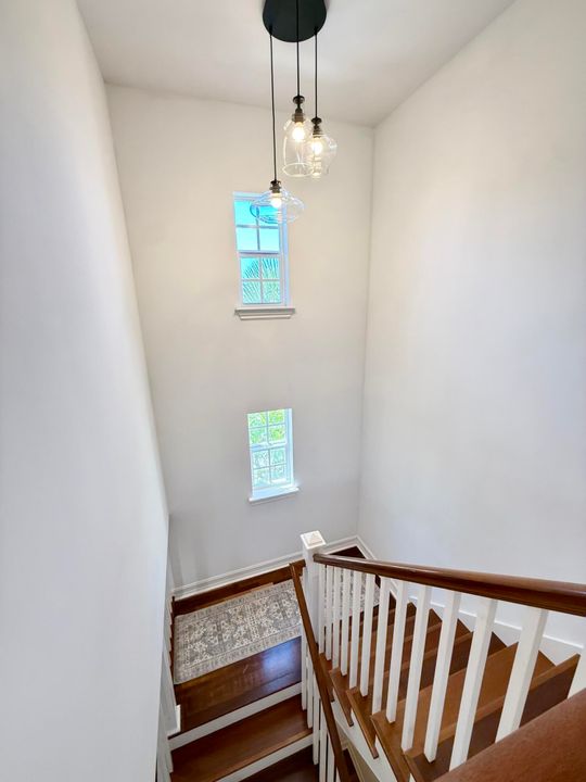 合同活跃: $6,500 (3 贝兹, 3 浴室, 1866 平方英尺)