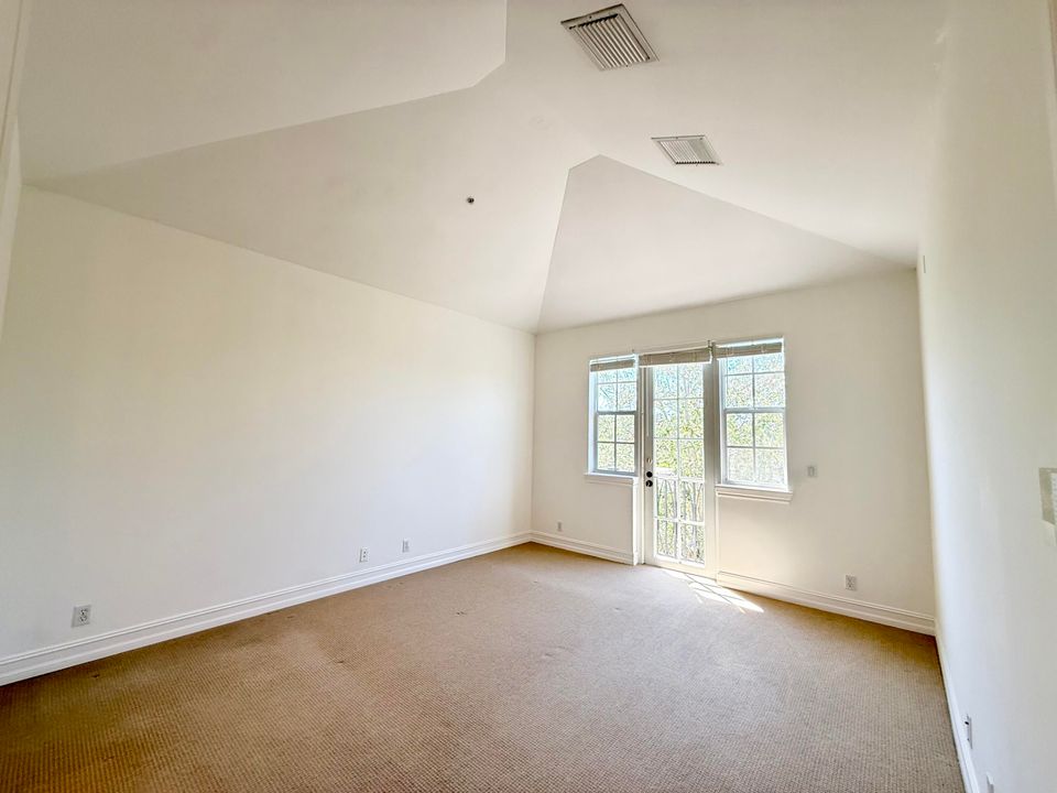 合同活跃: $6,500 (3 贝兹, 3 浴室, 1866 平方英尺)