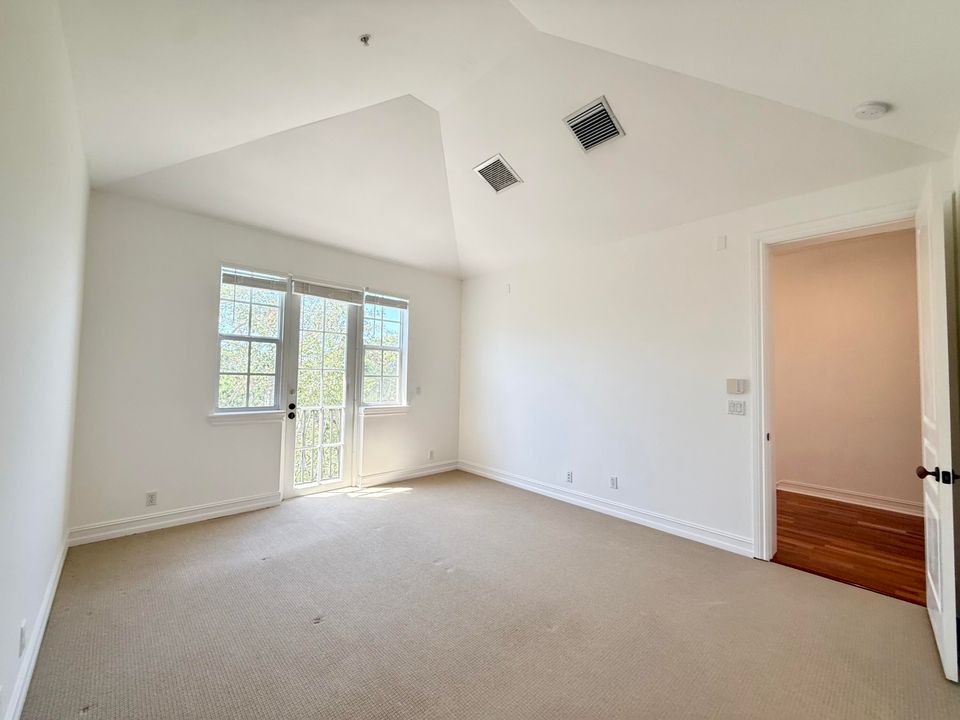 合同活跃: $6,500 (3 贝兹, 3 浴室, 1866 平方英尺)