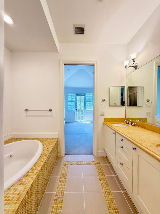 合同活跃: $6,500 (3 贝兹, 3 浴室, 1866 平方英尺)