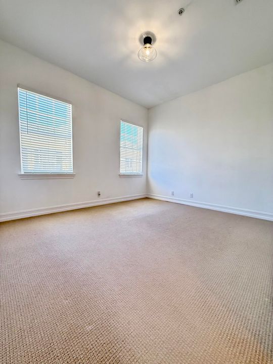 合同活跃: $6,500 (3 贝兹, 3 浴室, 1866 平方英尺)