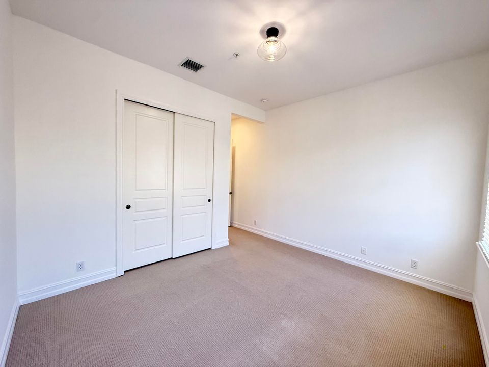 合同活跃: $6,500 (3 贝兹, 3 浴室, 1866 平方英尺)