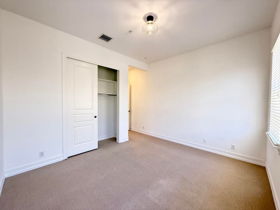 合同活跃: $6,500 (3 贝兹, 3 浴室, 1866 平方英尺)