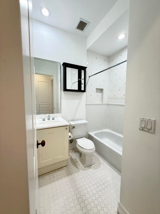 合同活跃: $6,500 (3 贝兹, 3 浴室, 1866 平方英尺)