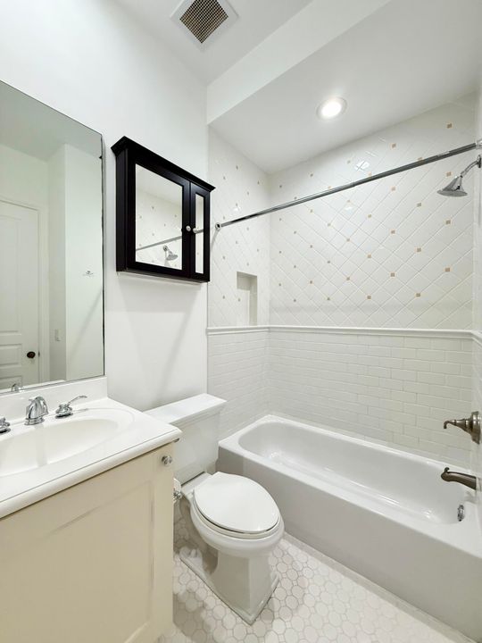 合同活跃: $6,500 (3 贝兹, 3 浴室, 1866 平方英尺)