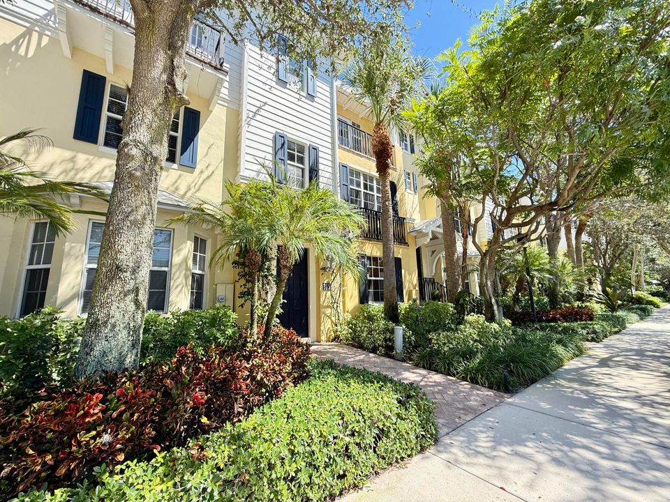 合同活跃: $6,500 (3 贝兹, 3 浴室, 1866 平方英尺)