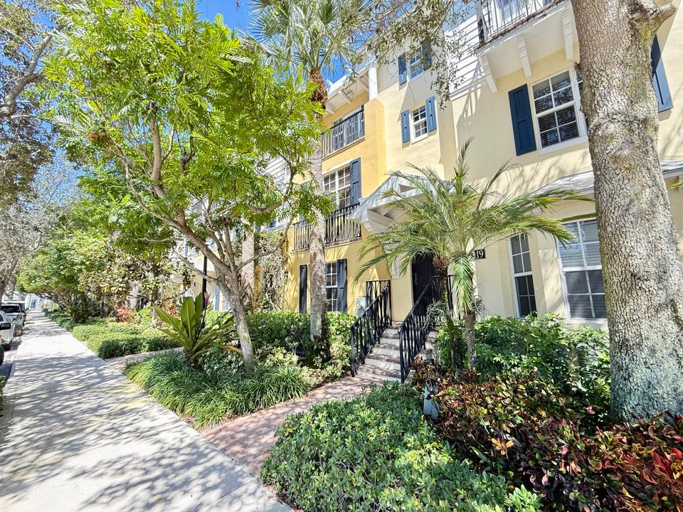 合同活跃: $6,500 (3 贝兹, 3 浴室, 1866 平方英尺)