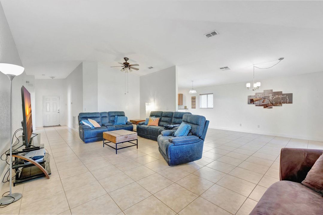 For Sale: $355,000 (3 beds, 2 baths, 1812 Square Feet)