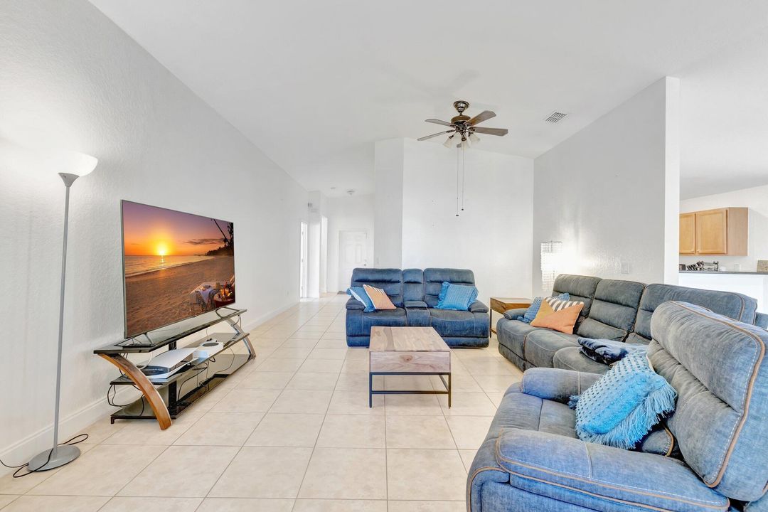 For Sale: $355,000 (3 beds, 2 baths, 1812 Square Feet)