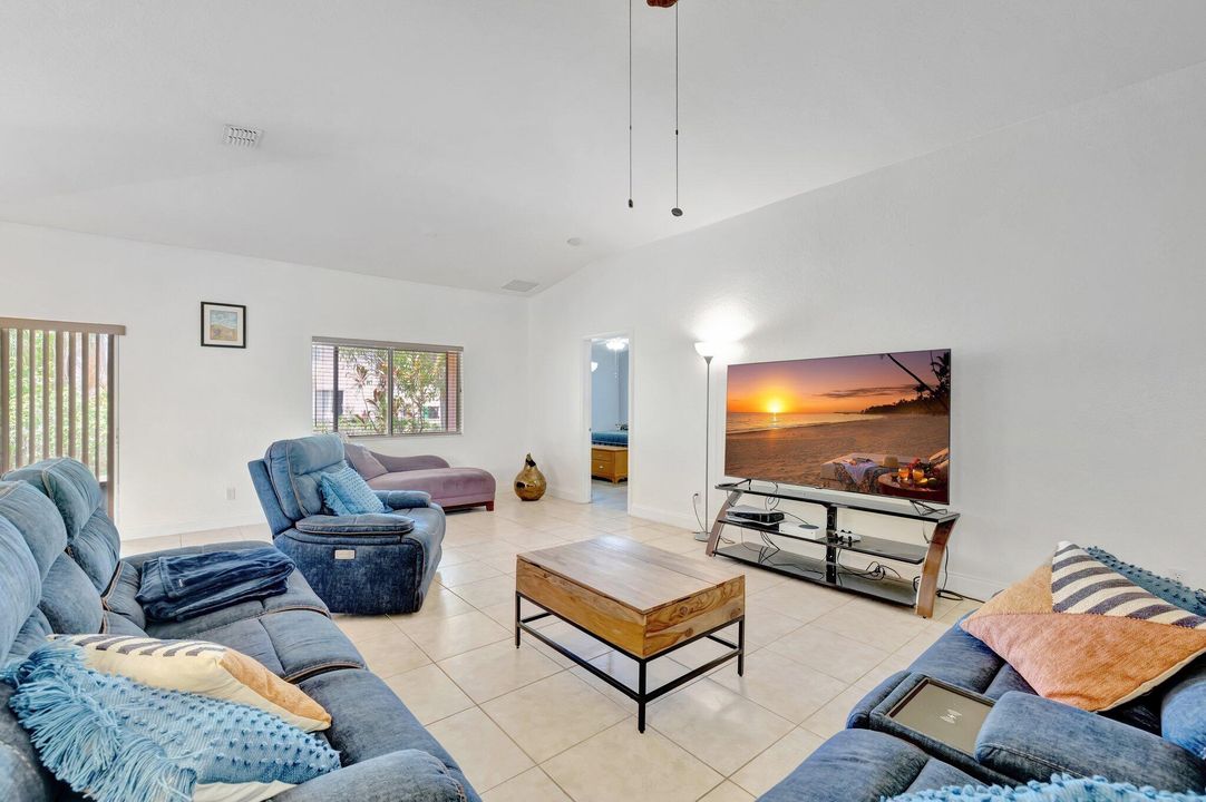 For Sale: $355,000 (3 beds, 2 baths, 1812 Square Feet)