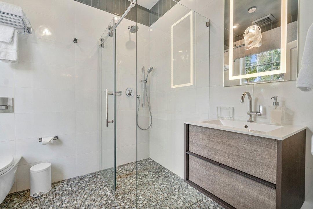 出租: $150,000 (7 贝兹, 7 浴室, 7380 平方英尺)